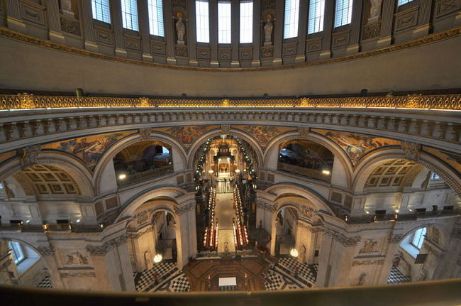 800px-St_Pauls_whispering_gallery